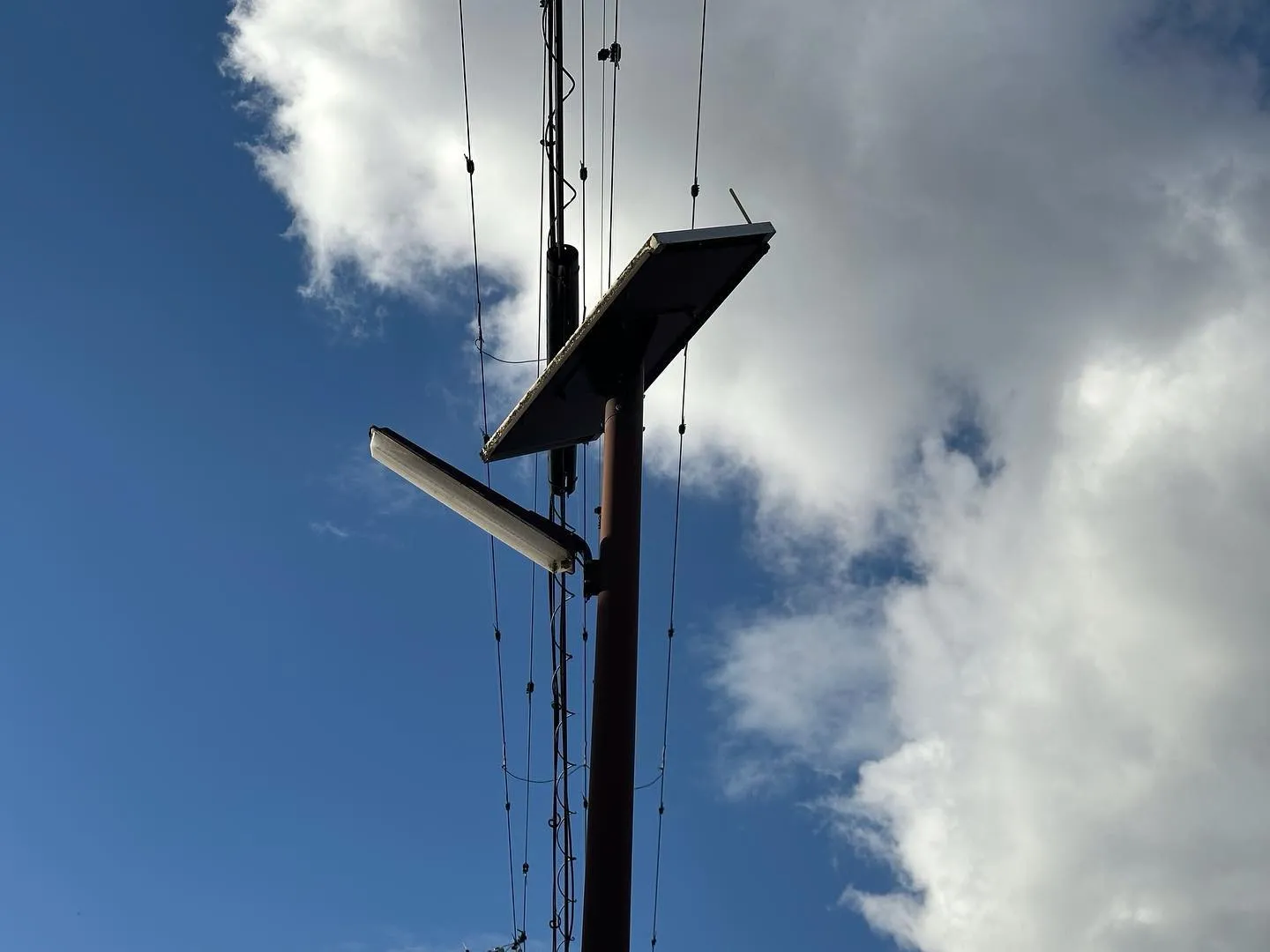 太陽光蓄電タイプの街路灯💡